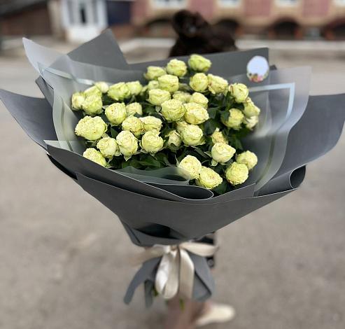 Букет Белые кустовые розы Солинеро в Афипском