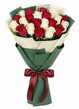 Букет Микс из красных и белых роз в Афипском