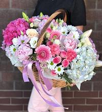 Композиция солнечный день в Афипском Цветочная композиция из Розы, Хризантемы, Пионы и Лизиантусы в корзине в Афипском