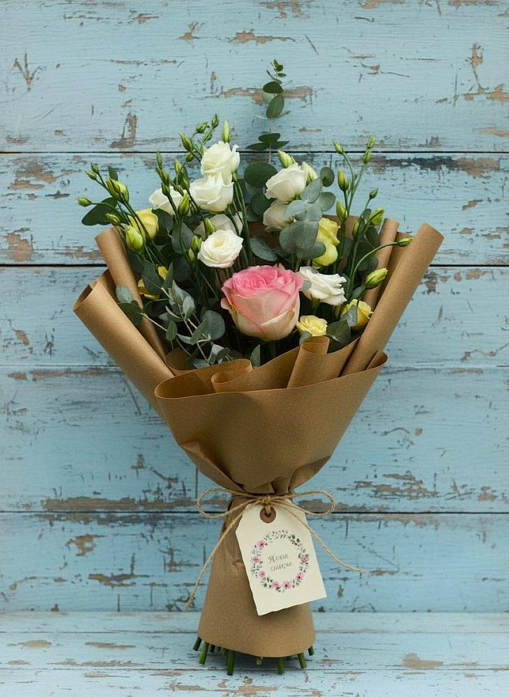 Букет нежный привет в Афипском Букет цветов из: Розы и Лизиантусы в Афипском