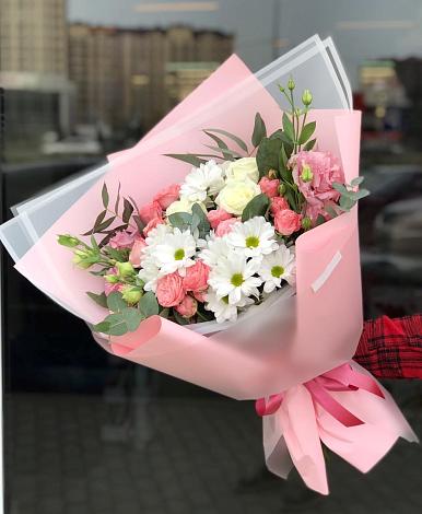 Букет цветов из: Розы, Лизиантусы и Хризантемы в Афипском