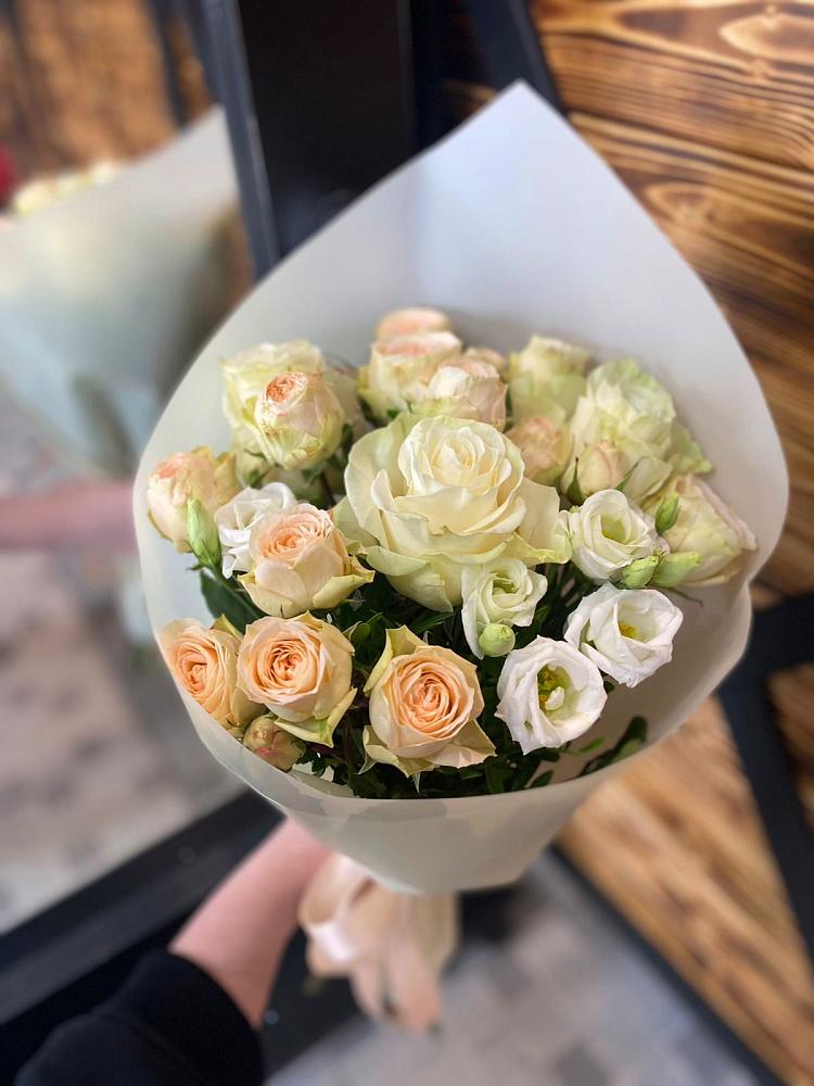 Букет Летний бриз в Афипском Букет цветов из: Розы и Лизиантусы в Афипском